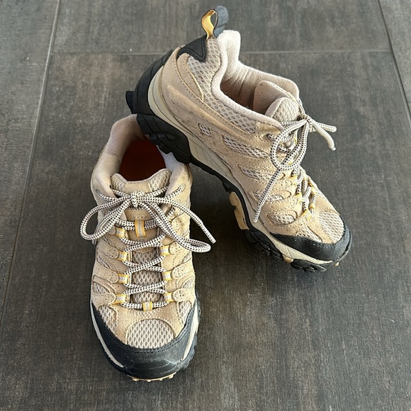 Merrell Women’s Moab Ventilator Hiking shoes - Picture 3 of 10